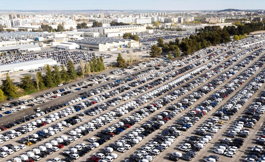 How Airport Parking Costs Change During Peak Seasons